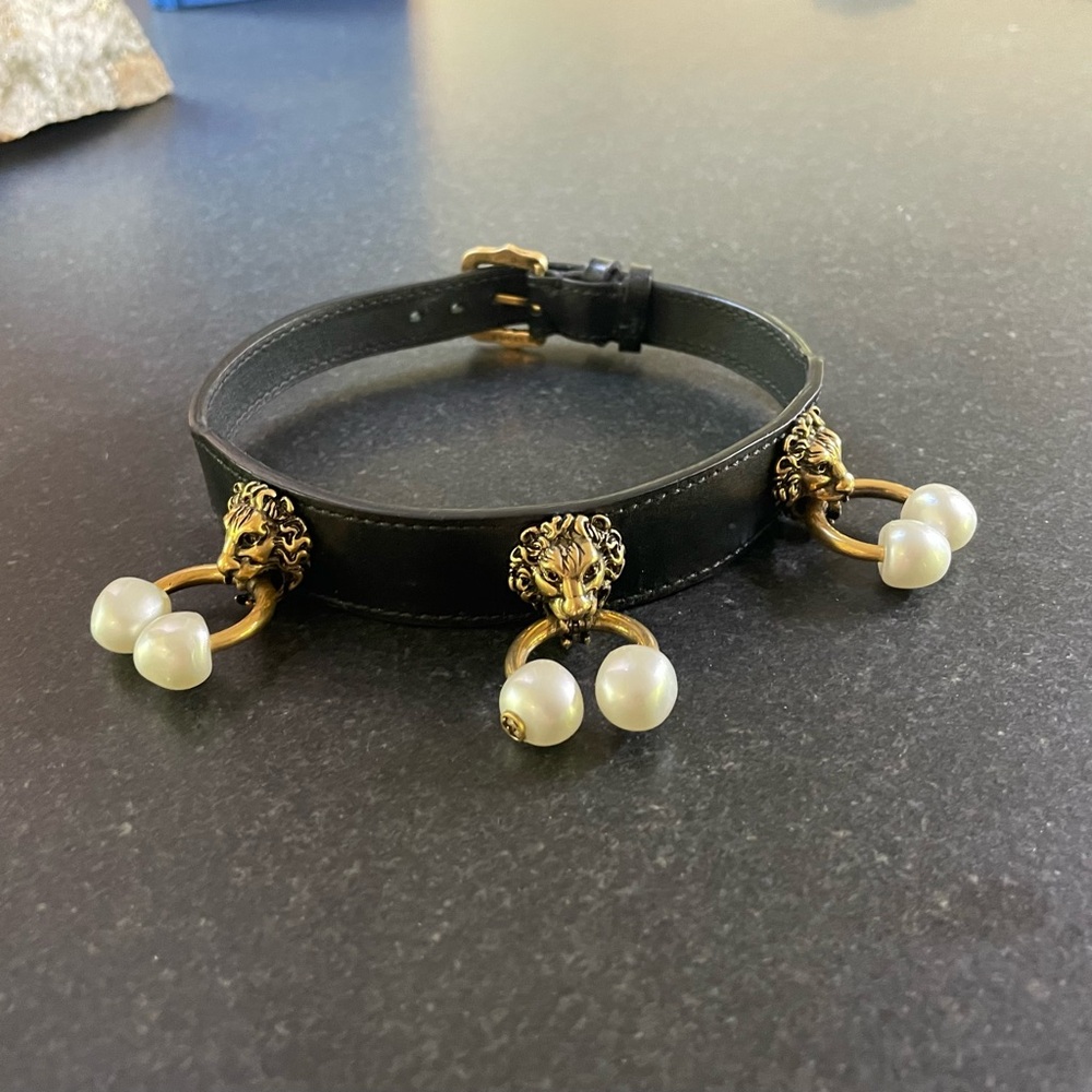 Gucci leather choker with lion heads faux pearls